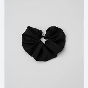 Alo Yoga Bead it Scrunchie NWT